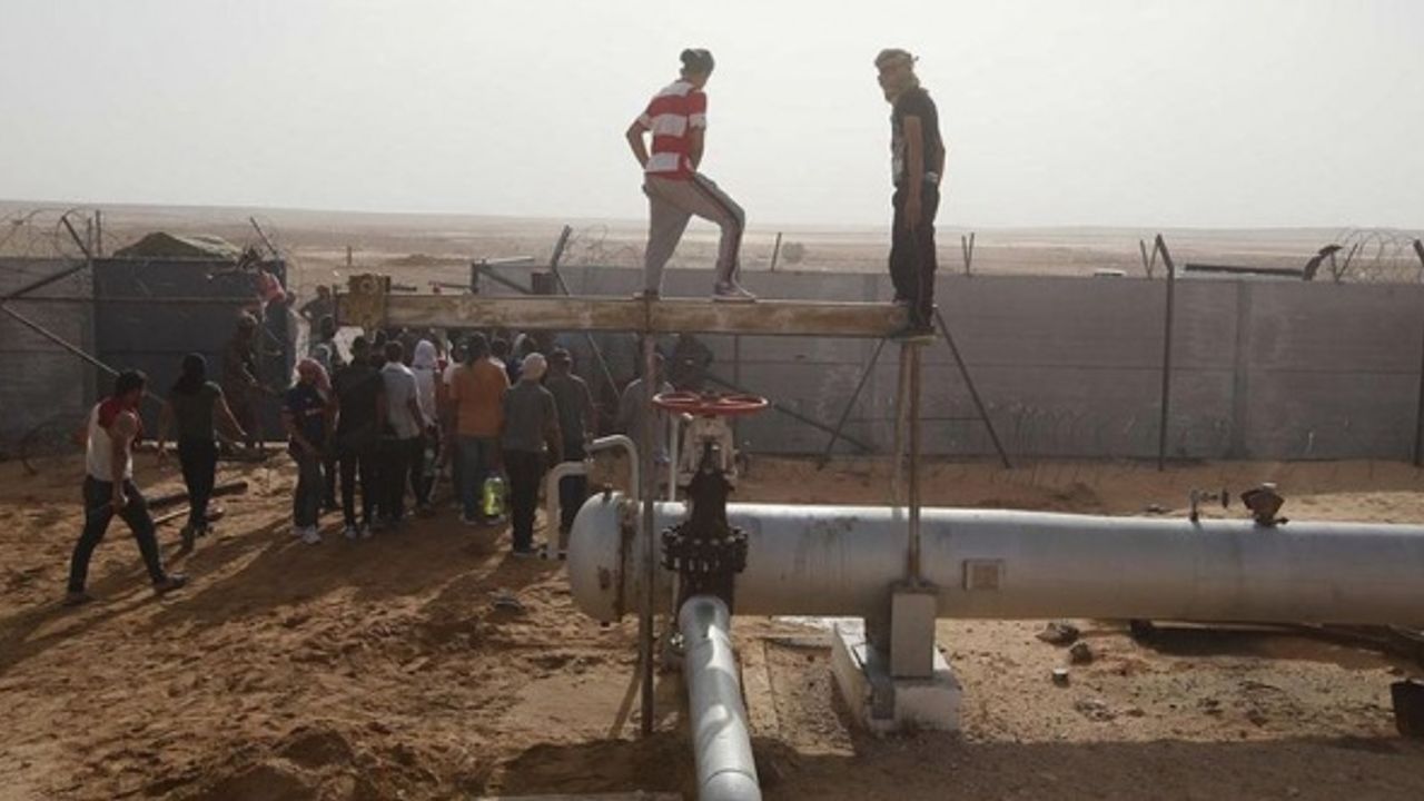 Tunus'ta göstericiler petrol pompa istasyonunu kapattı