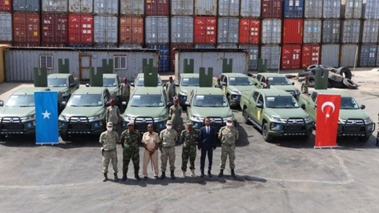 Türkiye 12 arazi aracını Somali'ye teslim etti