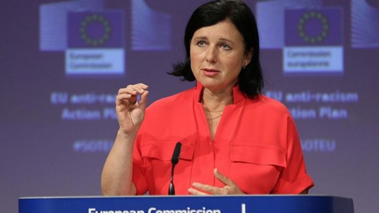 Macaristan'dan AB komisyon başkan yardımcısı Jourova'ya istifa çağrısı