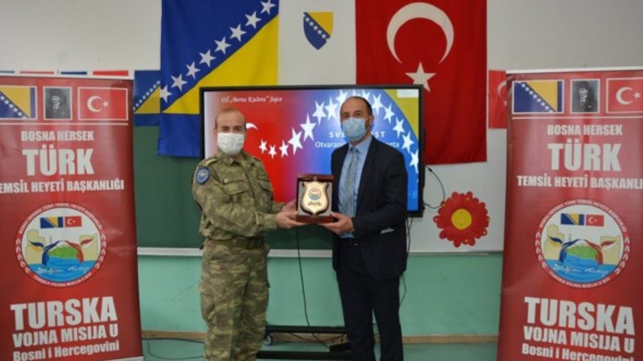 Türk Askerinden Bosna'da bir ilköğretim okuluna teknik donanım desteği