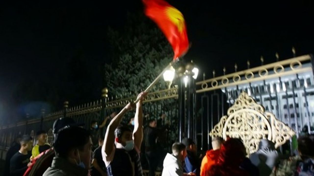 Kırgızistan'da protestocular Cumhurbaşkanlığı Sarayı'nı işgal etti