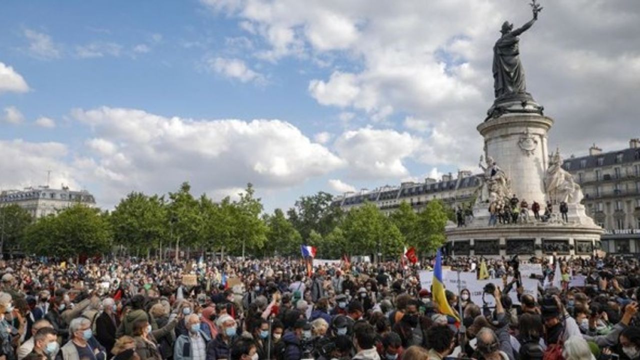 Fransa'da halkın sadece yüzde 26'sı hükümete güveniyor