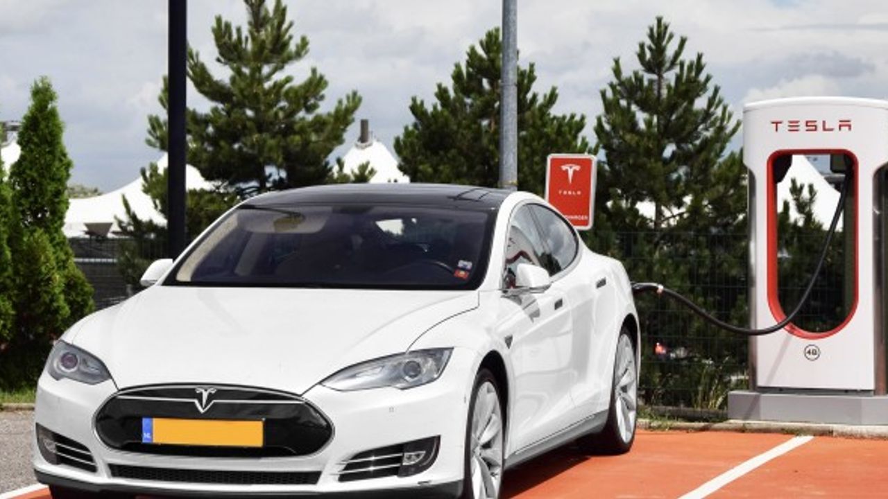 Tesla Çin'de "süper şarj kolonları" tesisi kuruyor