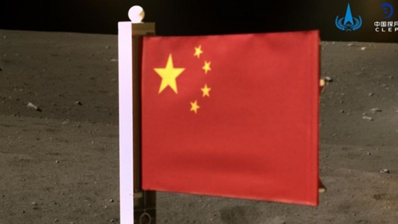 Çang'ı-5 Ay'a Çin bayrağı dikti