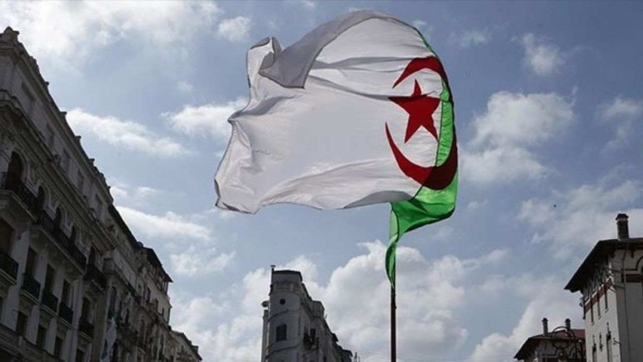 Cezayir, Fransa'nın sözlü bombardımanına tutuluyor