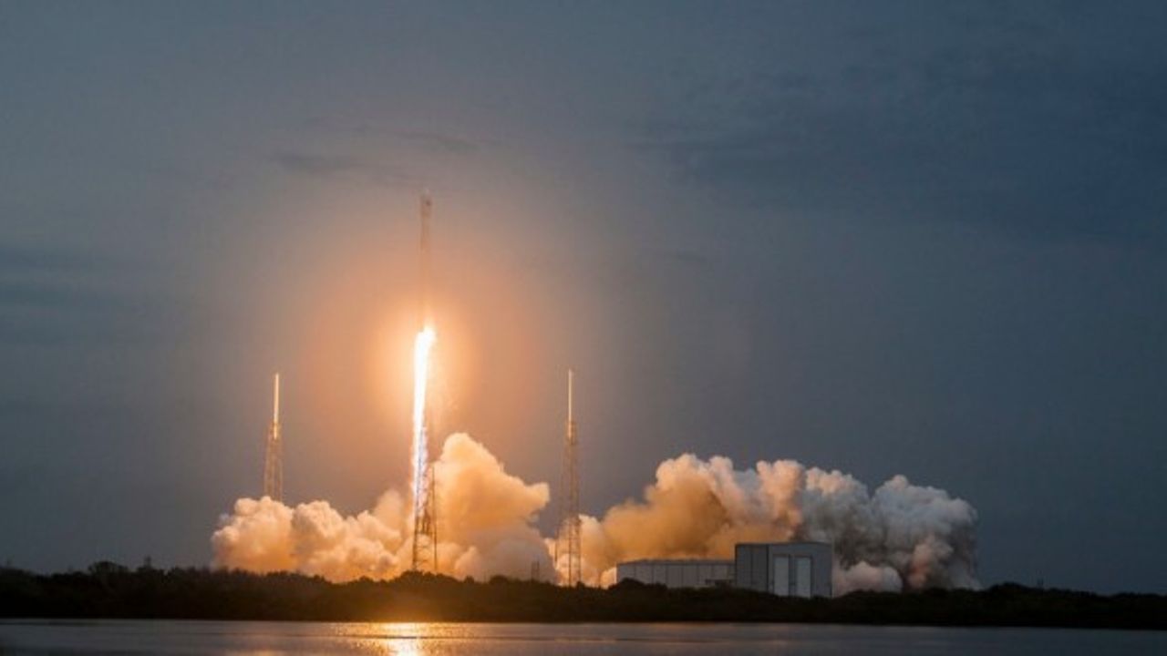 Falcon 9 roketi uzaya başarıyla fırlatıldı