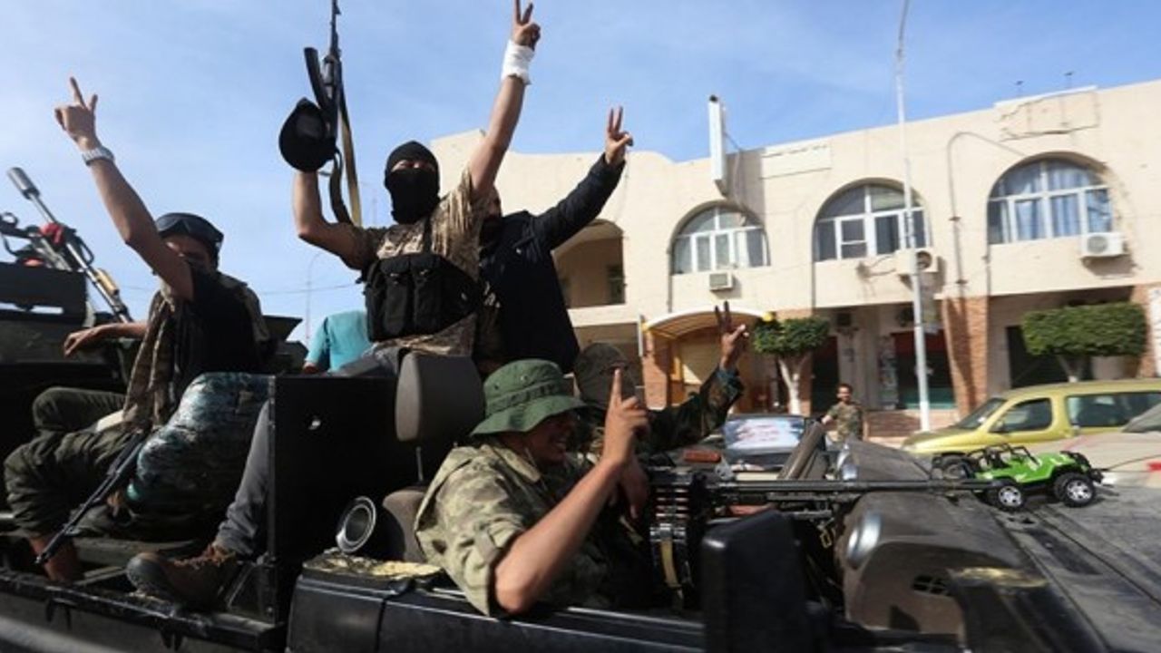 Libyalılar Hafter'e ait karargahı bastı