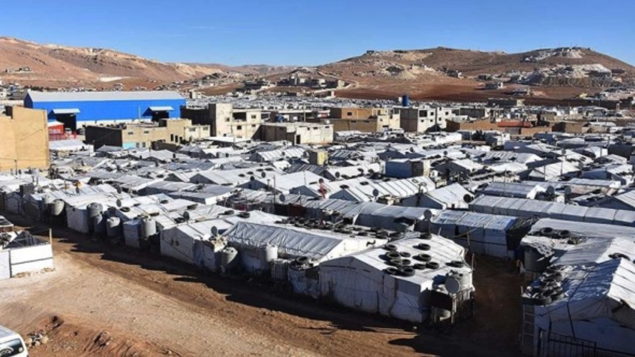 Lübnan'da Suriyeli mültecilerin kampı ateşe verildi