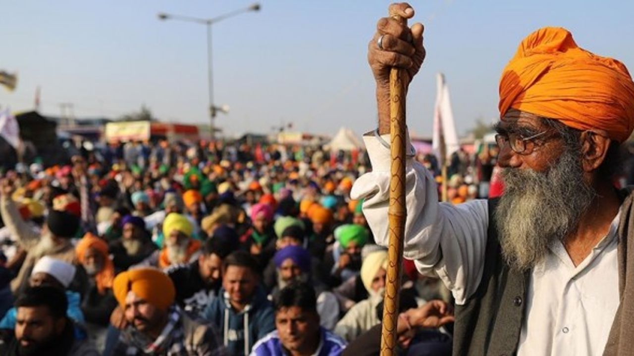 Hindistan'da protestocu çiftçiler kara yollarını trafiğe kapattı