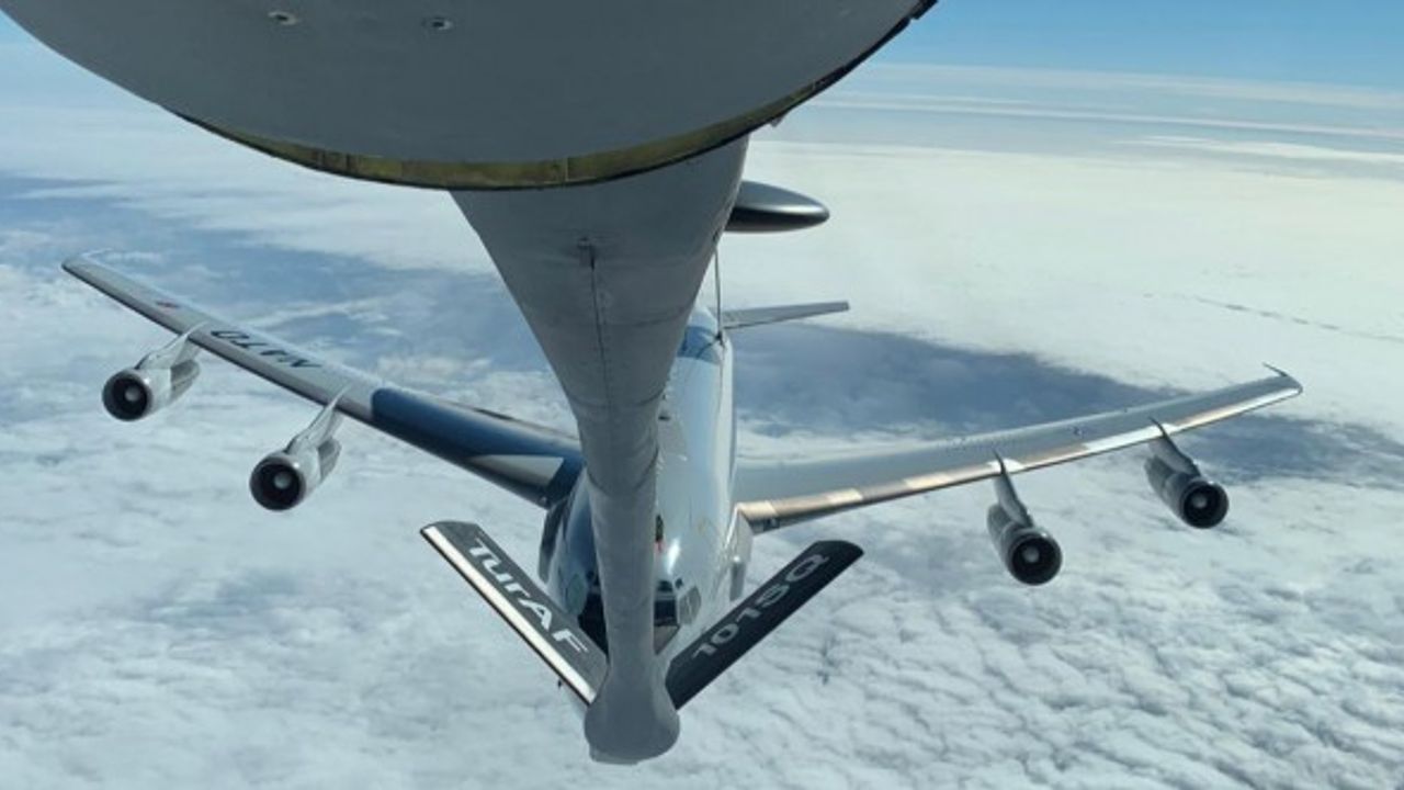 KC-135R tanker uçağı Romanya üzerinde yakıt ikmali yaptı