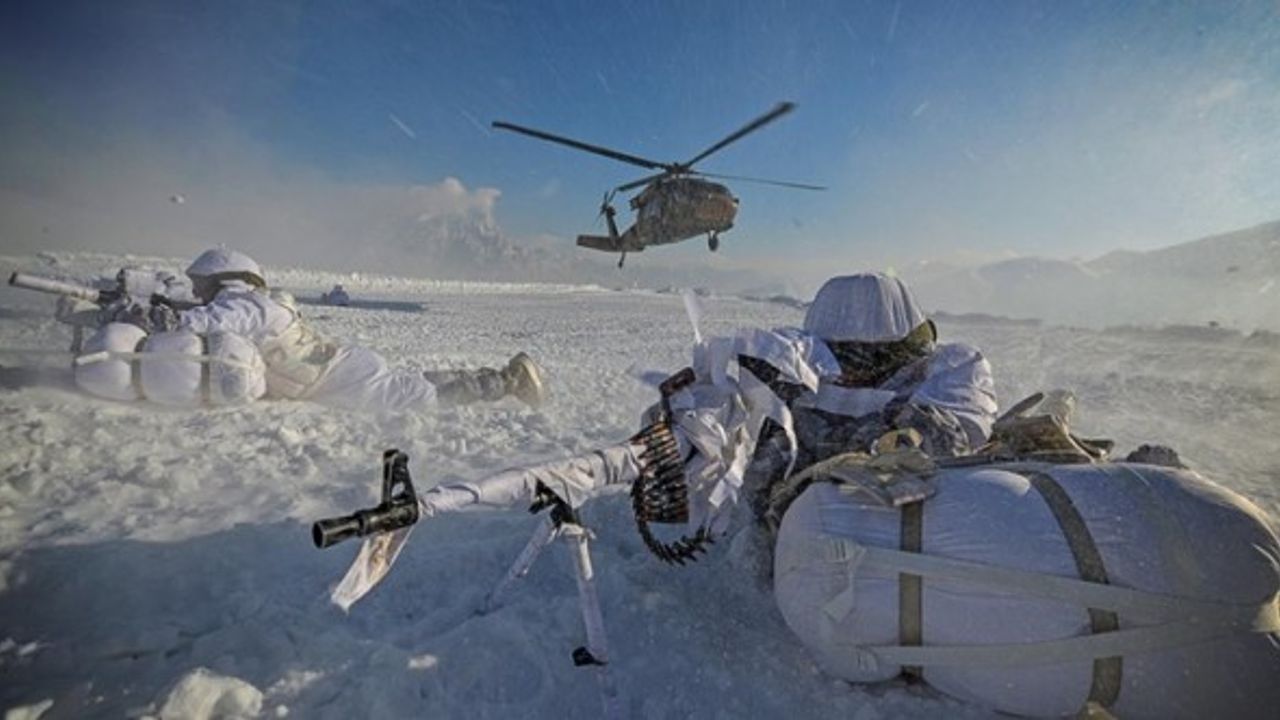Komandolar zorlu hava şartlarında terörle mücadeleyi sürdürüyor