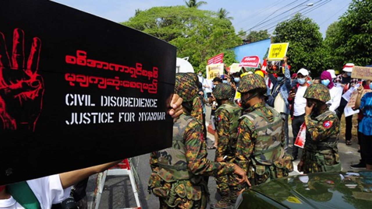 Myanmar'da askeri araçlar sokaklarda görüldü, ülke genelinde internet kesildi