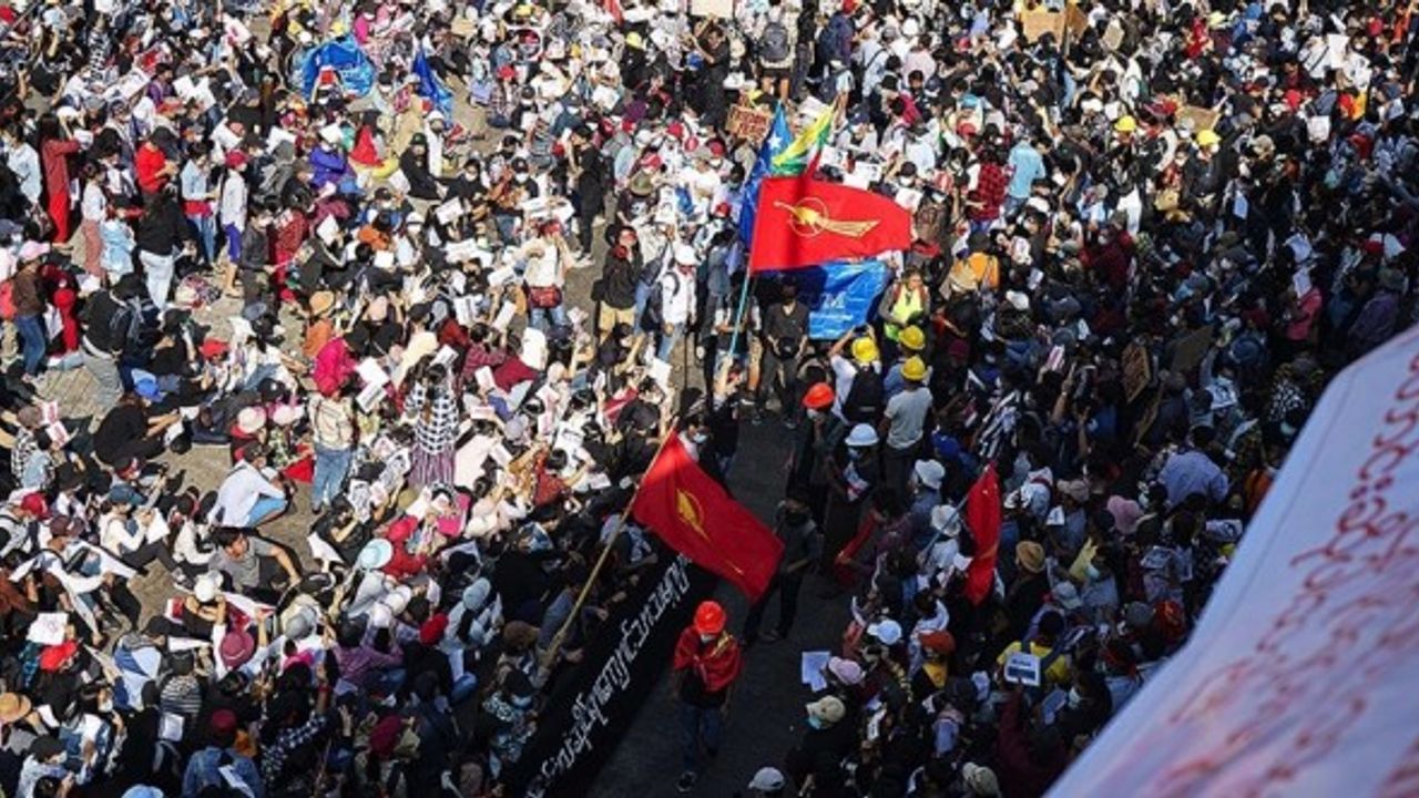 Myanmar'da protestolar sıkıyönetime rağmen devam etti