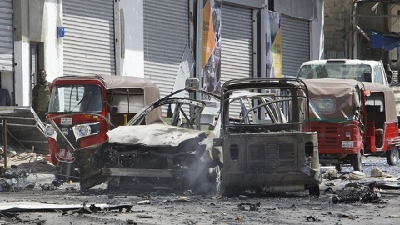 Somali'de yola döşenen bomba patladı: 10 ölü