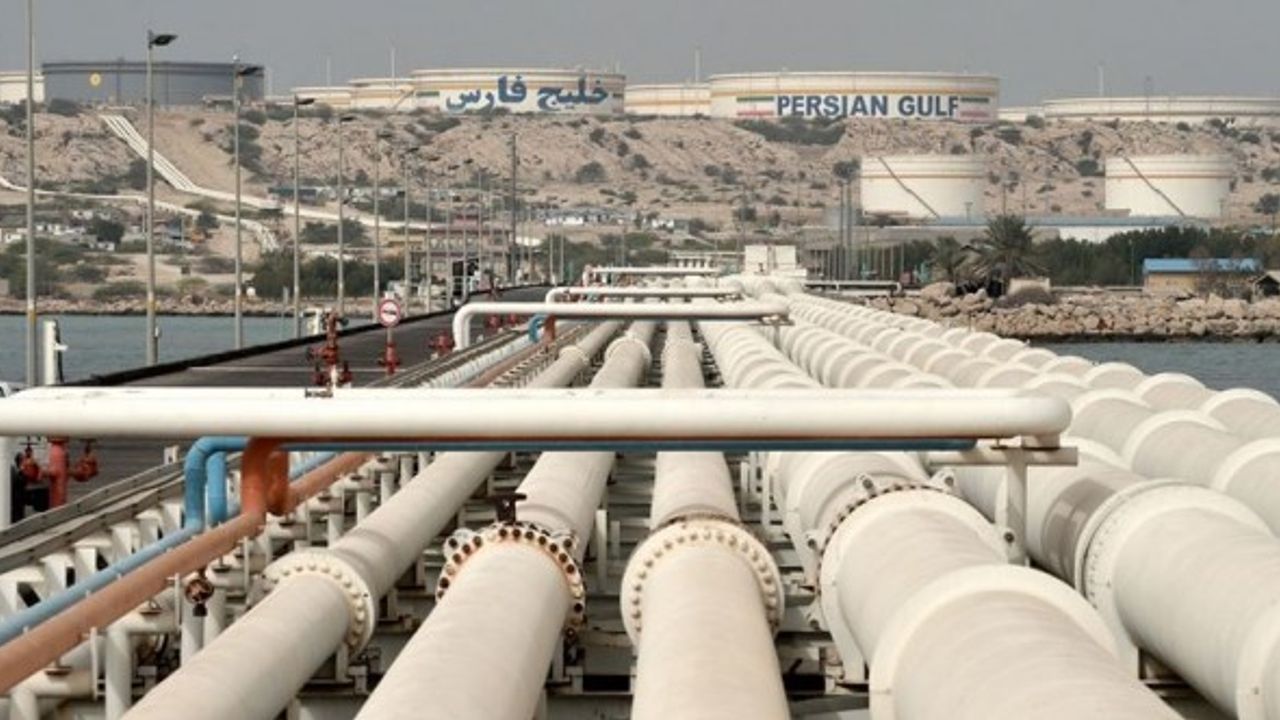 İran, Basra Körfezi'ndeki petrol ihracatını Umman Denizi'ne kaydırıyor