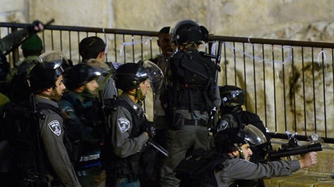 İsrail polisinden Filistinli gençlere ses bombalı müdahale