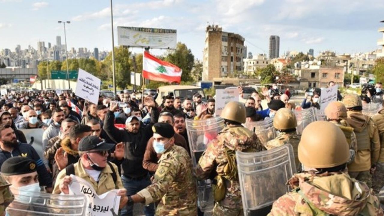 Lübnan'da protestocular yönetimin istifasını istedi
