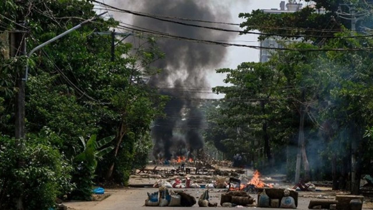 Myanmar'dan kaçan binlerce kişi Tayland'a sığındı