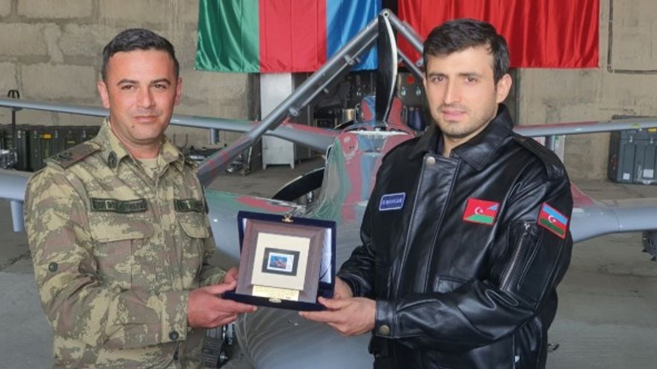 Selçuk Bayraktar Azerbaycanlı İHA personelleriyle buluştu