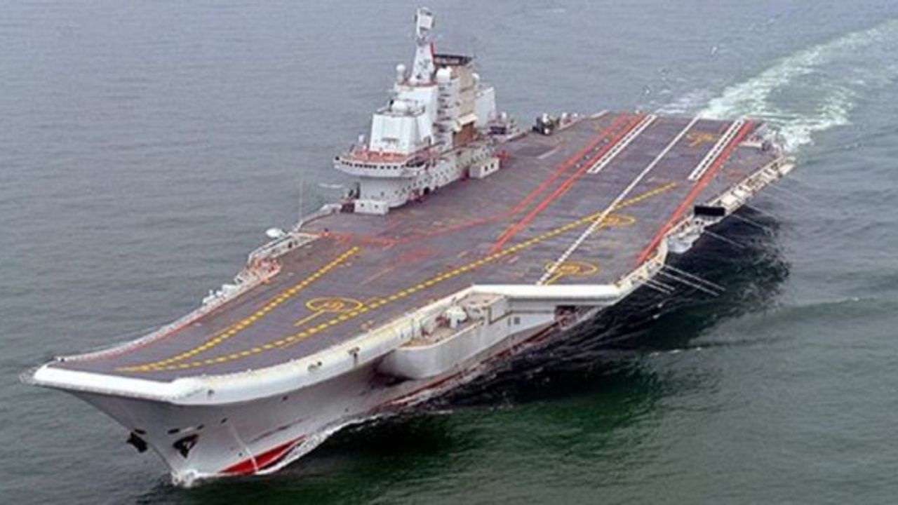 Çin'e ait uçak gemisi Liaoning, Japonya'nın güneyindeki adaların arasından geçti