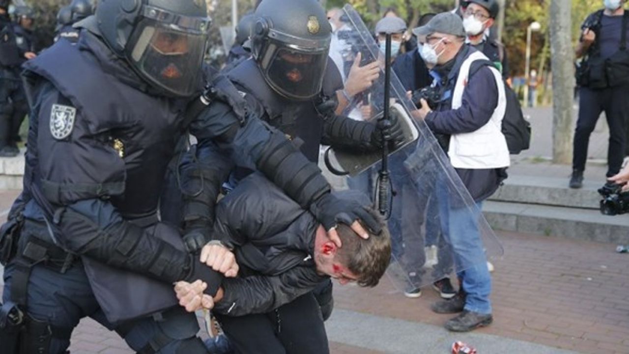 İspanya'da aşırı solun protesto ettiği aşırı sağcı Vox partisinin mitingi olaylı geçti