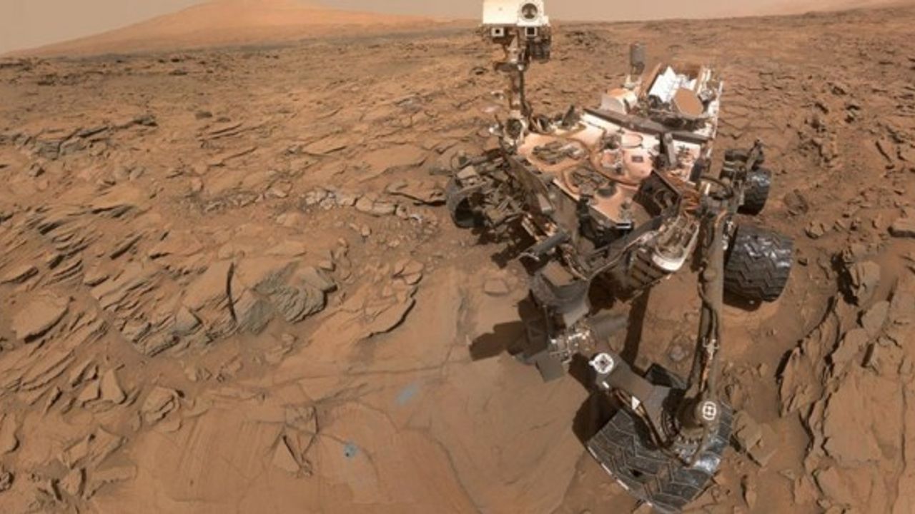 NASA'nın Mars'a indirdiği mini helikopter ilk fotoğraflarını gönderdi