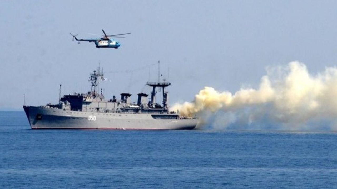 Rus savaş gemileri Karadeniz'de tatbikata devam ediyor