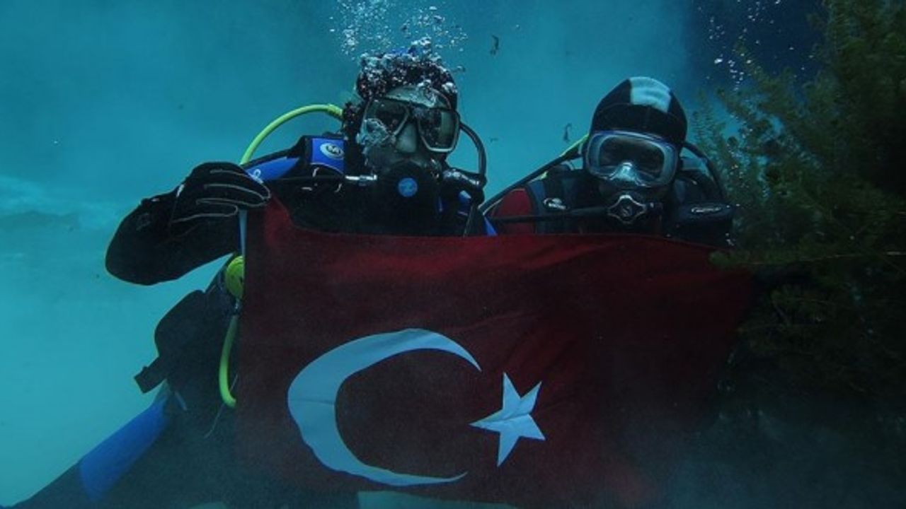 Türk Polis Teşkilatı'nın 176'ncı yılı Gökpınar Gölü'nde Türk bayraklı dalışla kutlandı