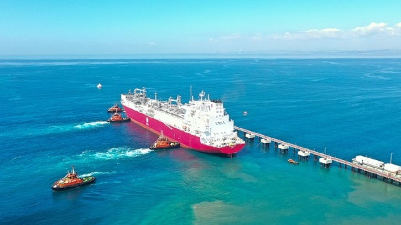 Türkiye'nin ilk yüzer LNG depolama ve gazlaştırma gemisi Türkiye'ye ulaştı