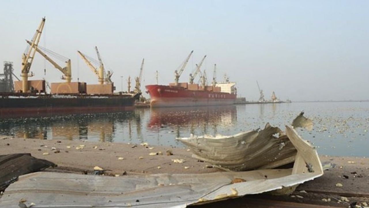 Yemen, petrol taşıyan gemilerinin Husilerin kontrolündeki limana girişine izin verdi