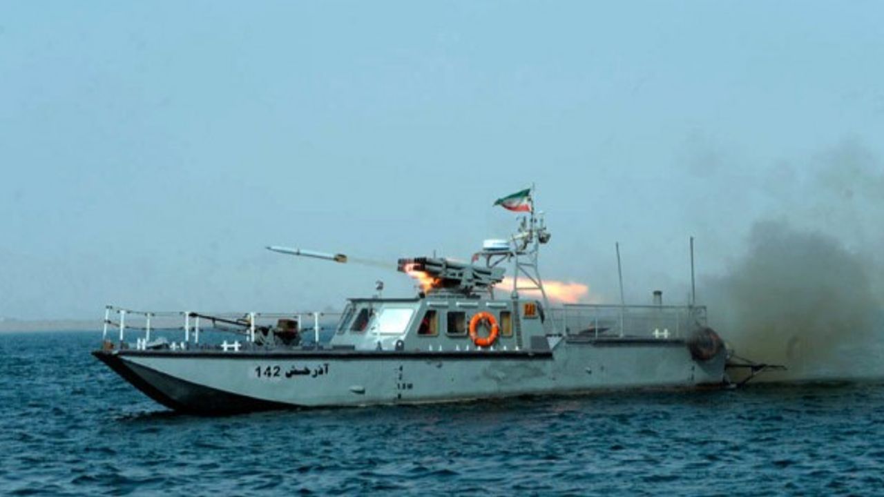 ABD Donanması, İran'ın hücumbotlarına uyarı ateşi açtı
