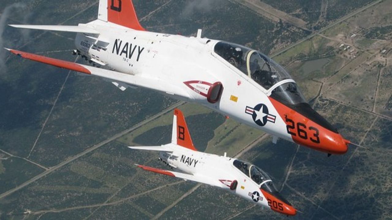 ABD Donanması'na ait iki eğitim uçağı havada çarpıştı