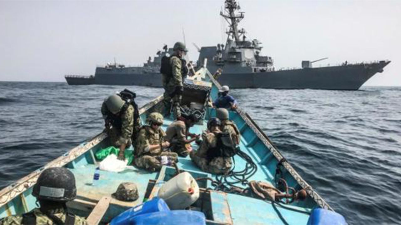 ABD Donanması Umman Denizi’nde silah yüklü bir gemiye el koydu