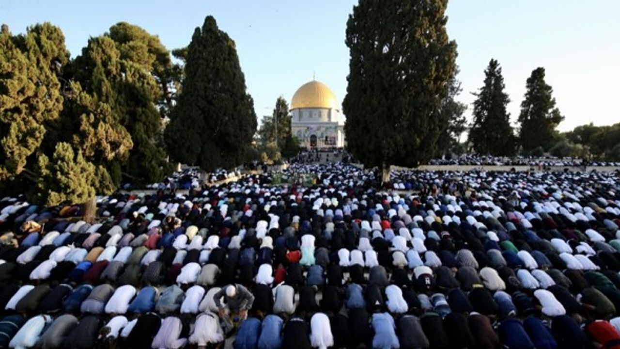 Filistinli Müslümanlar bayram namazını Mescid-i Aksa'da kıldı