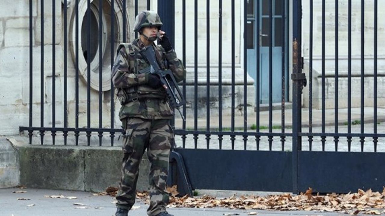 Fransa'da 'iç savaş' uyarısı için ikinci bildiri