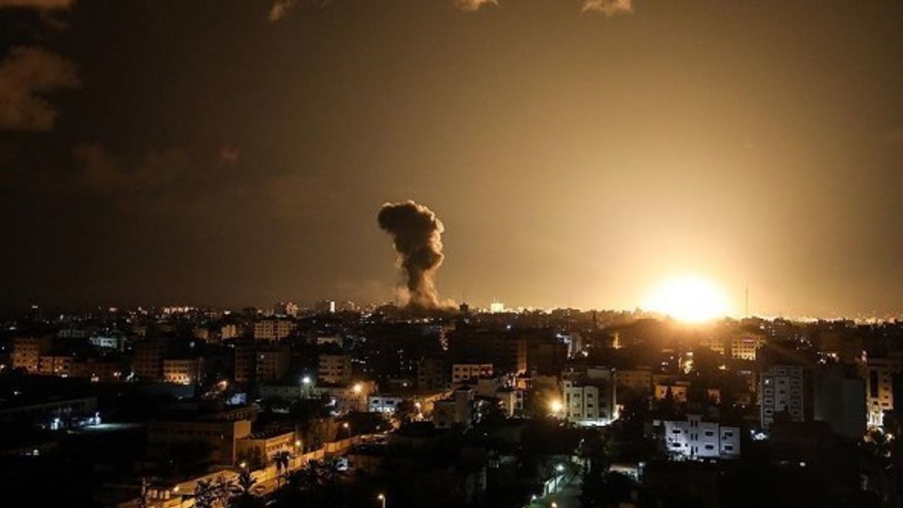 İsrail topçuları Gazze'de Hamas mevkilerini bombaladı