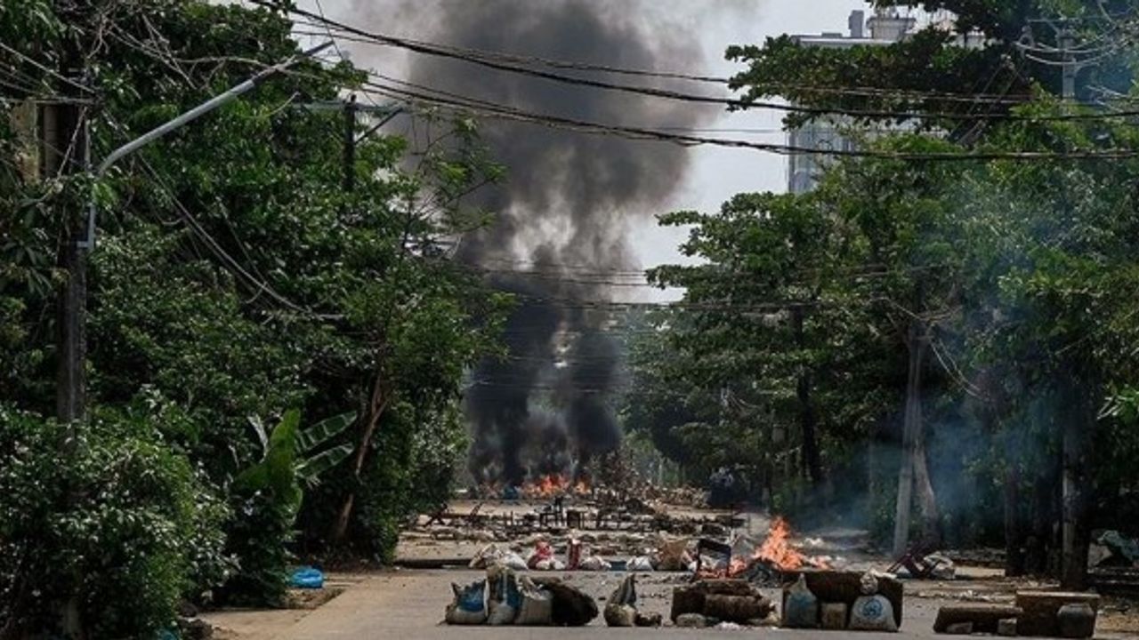 Myanmar'da protestocular ve ordu arasındaki çatışmalarda 16 asker öldürüldü