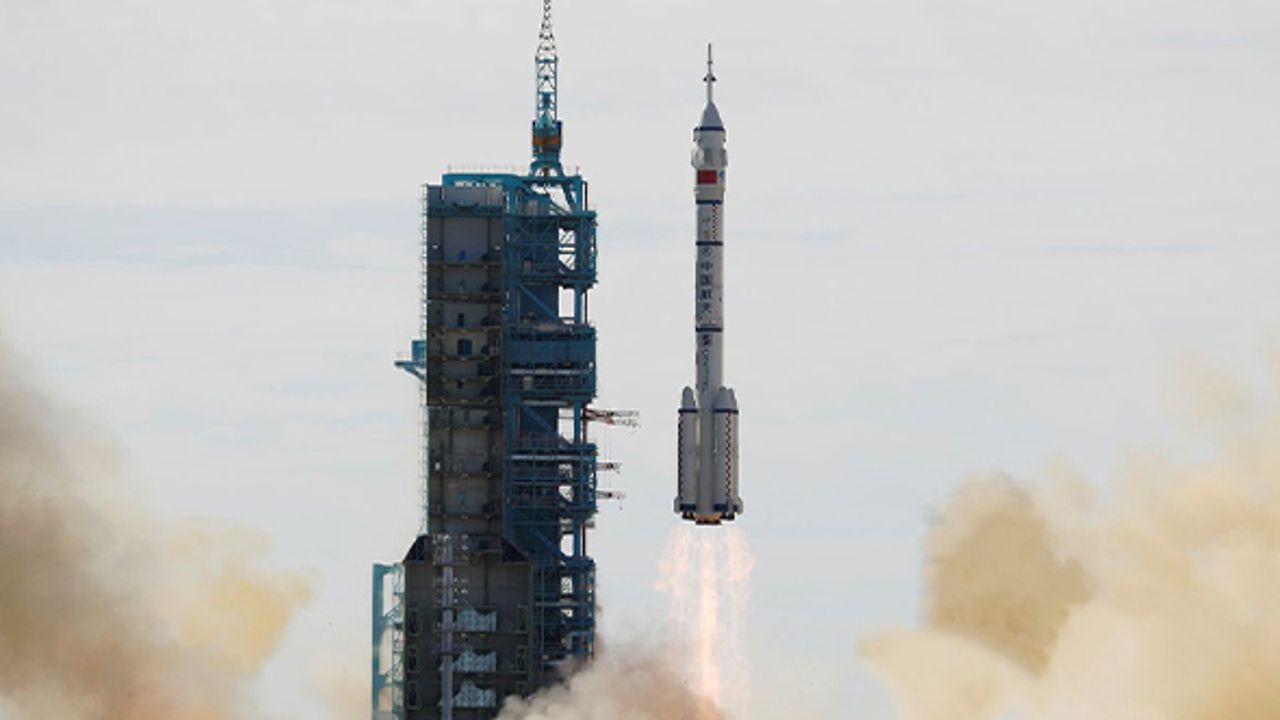 Çin, kendi uzay istasyonuna astronot taşıyan ilk roketi başarıyla fırlattı
