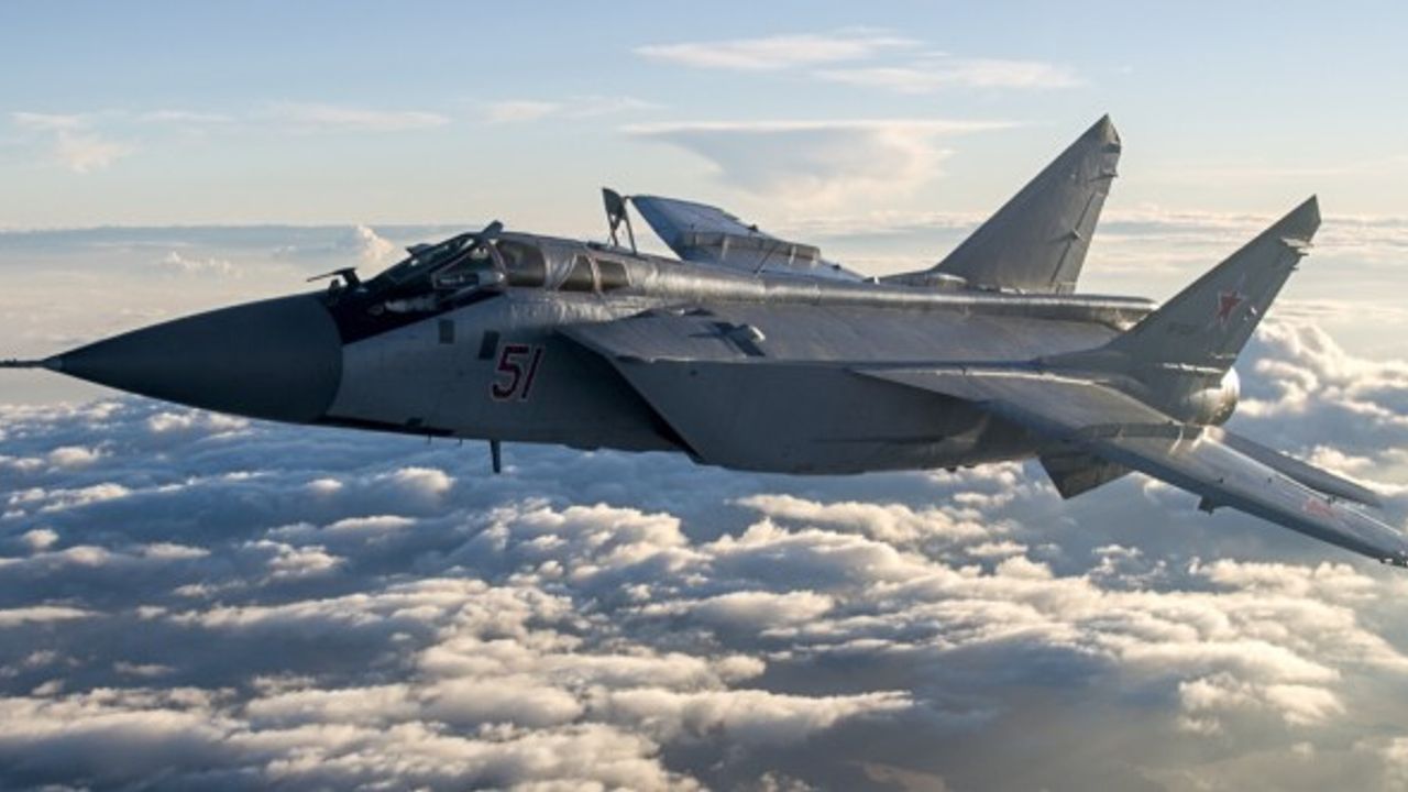 MiG-31 önleyici uçağı, R-74M kısa menzilli füzeler ile donatılıyor