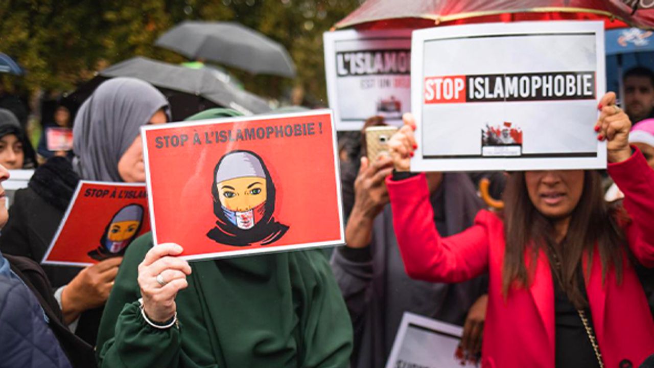 Fransa'da İslam düşmanlığı resmî boyut kazandı