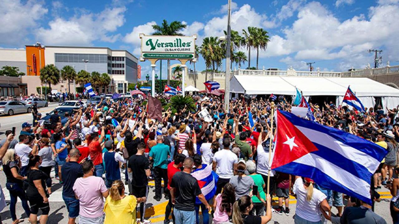Küba'da protestocular ABD bayrakları ile yürüdü