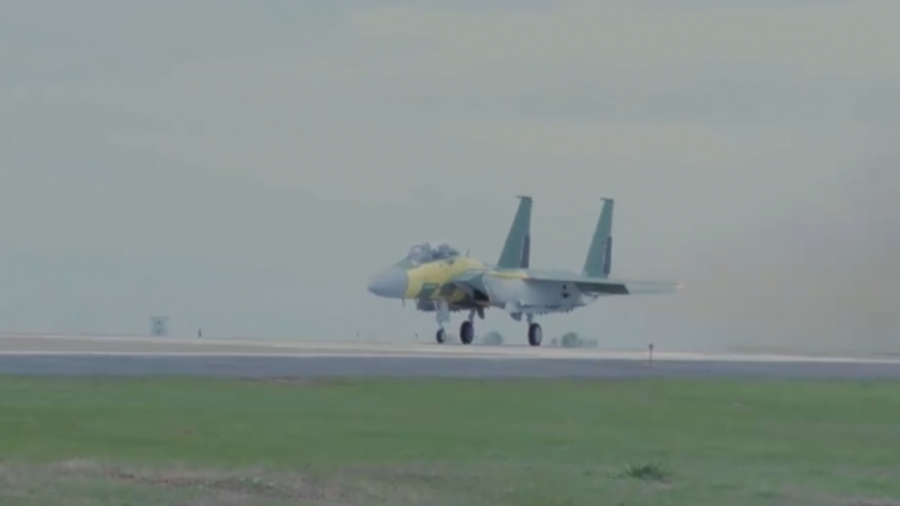 Boeing, Katar için üretilen F-15QA savaş uçağını hangardan çıkardı