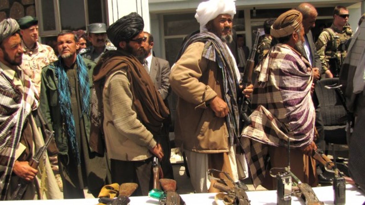 Kunduz’daki yüzlerce Afgan güvenlik gücü Taliban’a teslim oldu