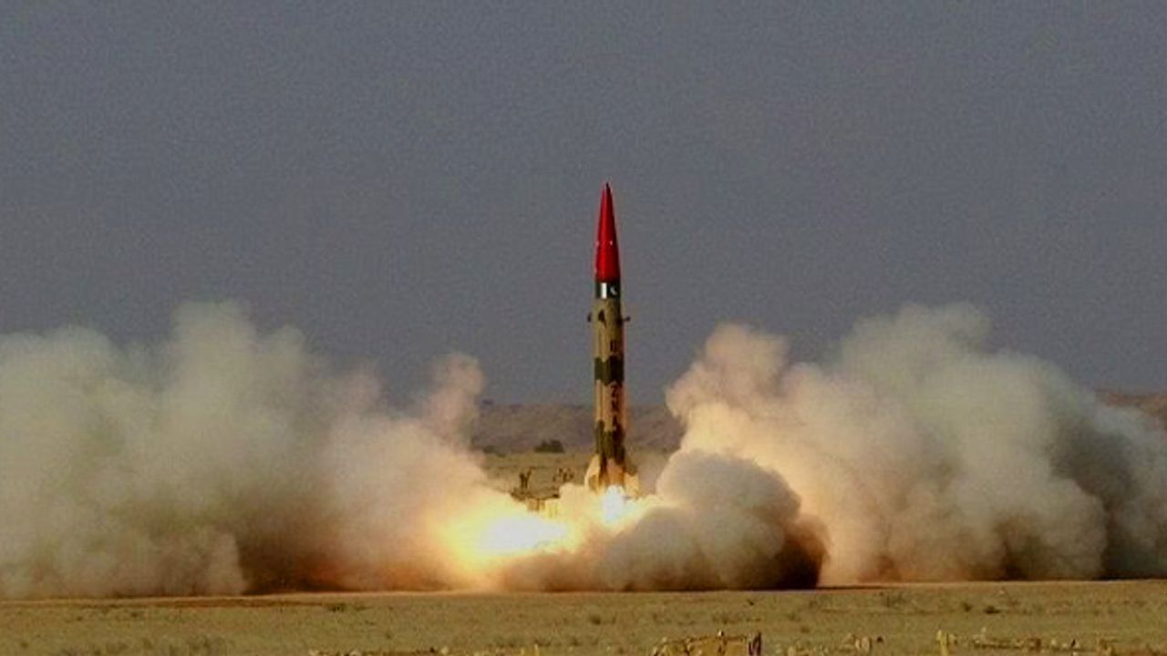 Pakistan nükleer kapasiteli balistik füze fırlattı