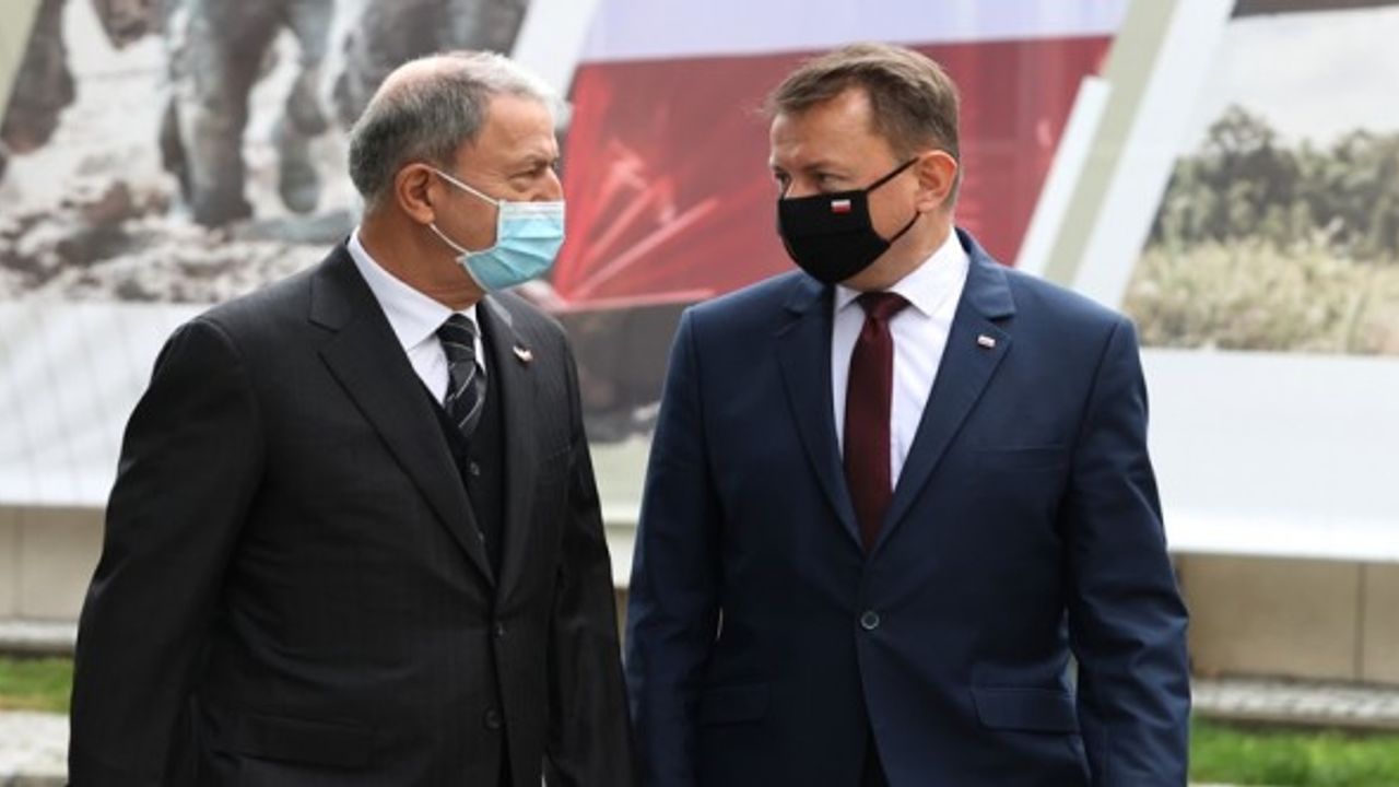 Bakan Akar, Polonya Savunma Bakanı ile bir araya geldi