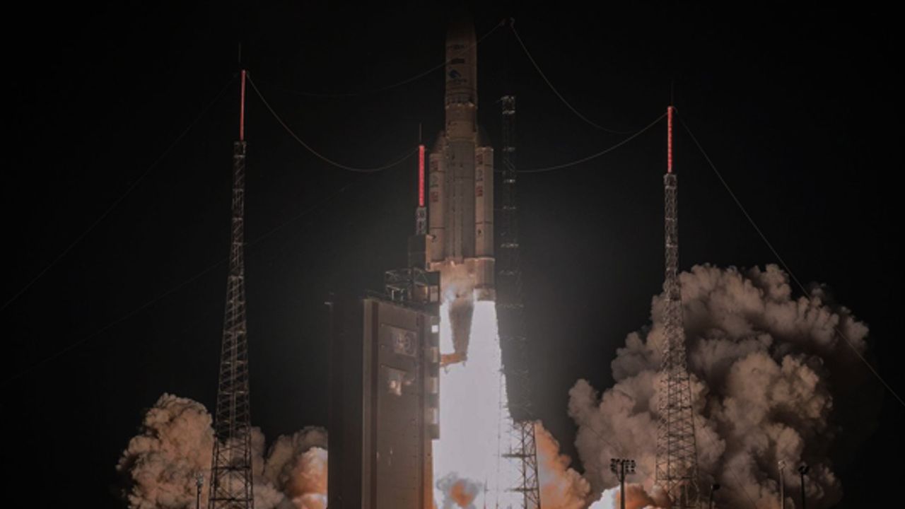 Fransa, askeri iletişim uydusunu uzaya fırlattı