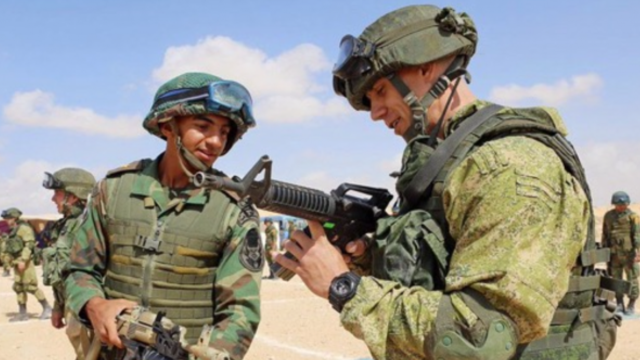 Mısır ve Rusya paraşütçülerinden ortak askeri tatbikat
