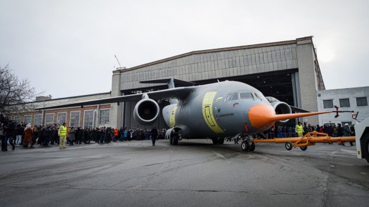 Ukrayna ilk askeri nakliye uçağı An-178-100R'yi tanıttı