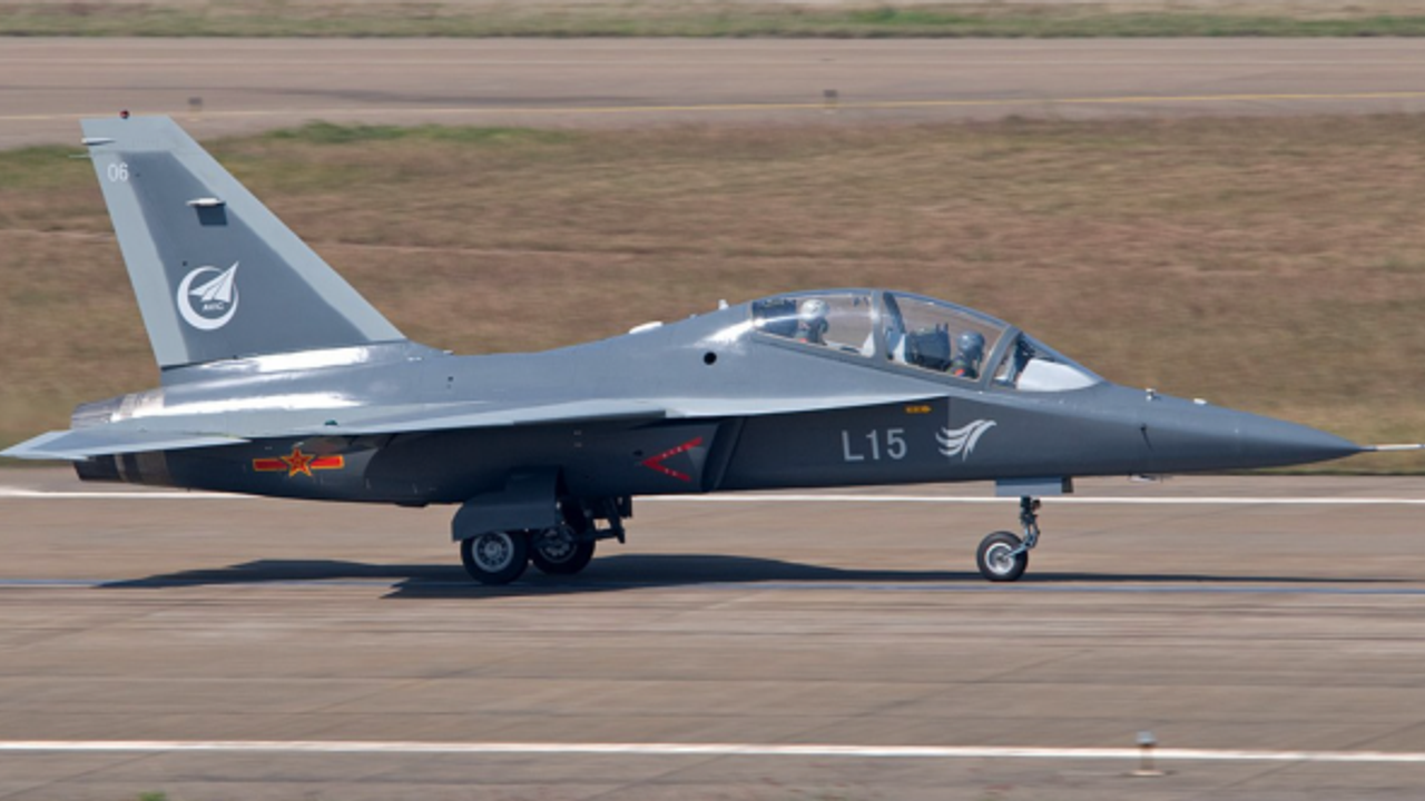 BAE Çin'den 12 adet L-15 eğitim uçağı alacak