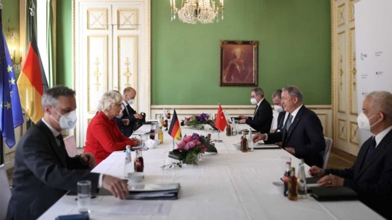 Bakan Akar Almanya Savunma Bakanı ile görüştü
